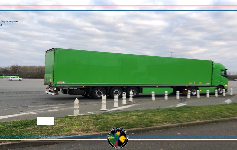 Șofer român de TIR, care conducea un „camion verde superb" în Franța, amendat cu 6.610 euro: „Un pericol real"