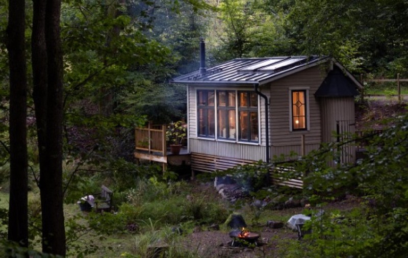 Experiența trăită de o turistă care a locuit gratuit în cabana unde orice zgomot îți poate încheia vacanța
