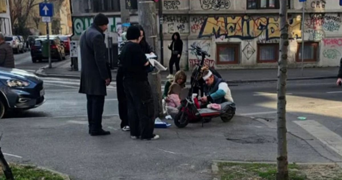 Imaginile surprinse de martori îl înfățișează pe fostul ministru Ilan Laufer bandajat la cap, alături de gemenii de 5 ani, însă, din ceea ce spun oficialii Brigăzii Rutiere a Poliției Capitalei, lucrurile nu sunt grave deloc. Ministrul și cei doi gemeni erau pe o trotinetă și au fost acroșați de o șoferiță, în București, 17 martie 2026