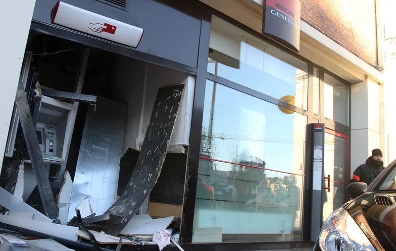 Doi tâlhari dintr-o bandă de români care au aruncat în aer opt bancomate în Franța, prinși în Belgia