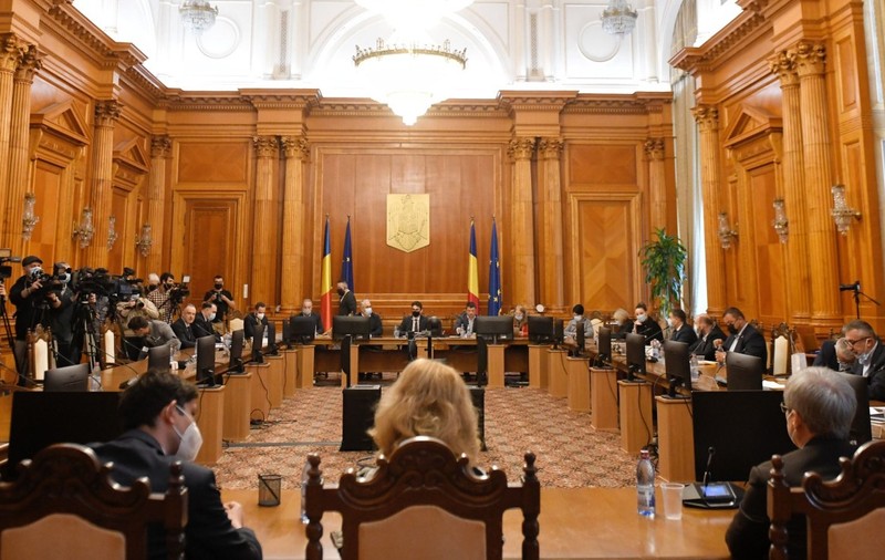 Parlamentul României - structură, atribuţii, mod de funcţionare. Rolul comisiilor parlamentare