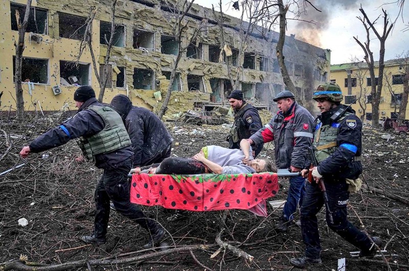 O gravidă scoasă din maternitatea din Mariupol după bombardamente. Foto: Profimedia