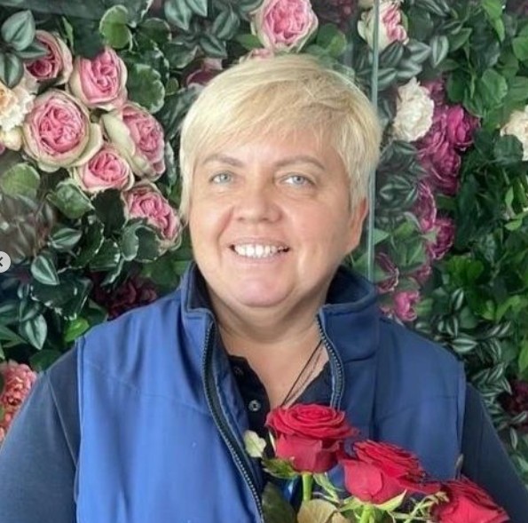 În timpul liber, Irina lucra ca manichiuristă.