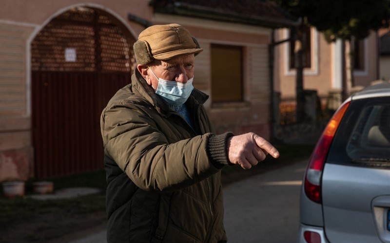 Un localnic spune că şi-a vândut din vaci pentru a-şi plăti cota la instalaţia de gaze