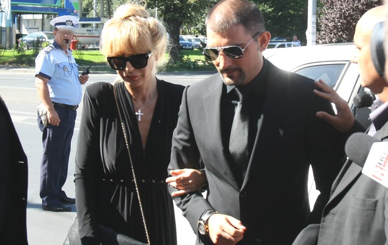 Dana, soţia lui Dinu Patriciu, ÎMPIETRITĂ DE DURERE, LA BRAŢUL FIULUI, LA ÎNMORMÂNTARE | FOTO