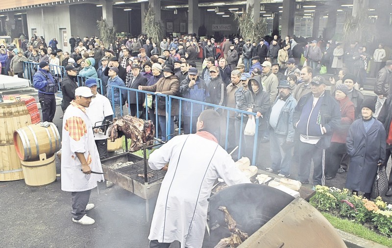 Zeci de bucureşteni au stat la coadă să miroasă fumul