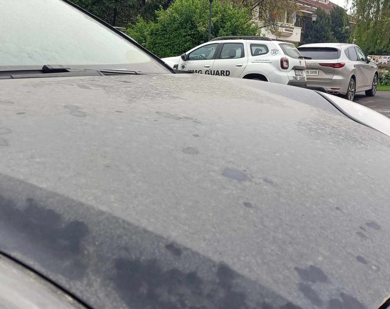 Praf saharian în România. Șoferii din mai multe zone ale țării și-au găsit azi mașinile acoperite de un strat roșiatic. FOTO