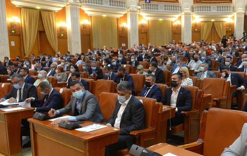 Majorarea salariilor parlamentarilor, declarată neconstituţională de CCR. USR: Coaliția PSD-PNL-UDMR reintroduce creșterea pe ușa din dos