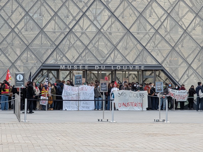 Protestatarii blochează intrările la Luvru, în semn de susținere pentru mișcarea studențească națională, la Paris. Sursa foto: Profimedia