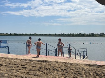 Câțiva turiști pe plaja Splendid Beach