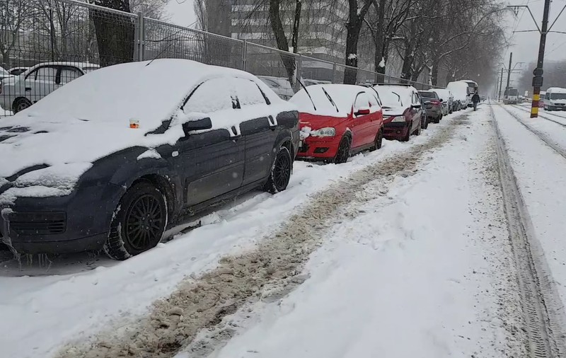 #salvatipipera | În Pipera sunt doar 70 de locuri de parcare, pentru 65.000 de maşini. Cum se îngrămădesc şoferii pentru a prinde un loc de parcare