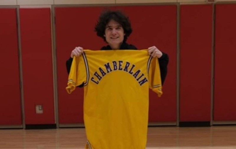 Un tânăr și-a cumpărat o jachetă secondhand cu 15 lei și a aflat că valorează până la 250.000 de dolari: a aparținut unei legende NBA
