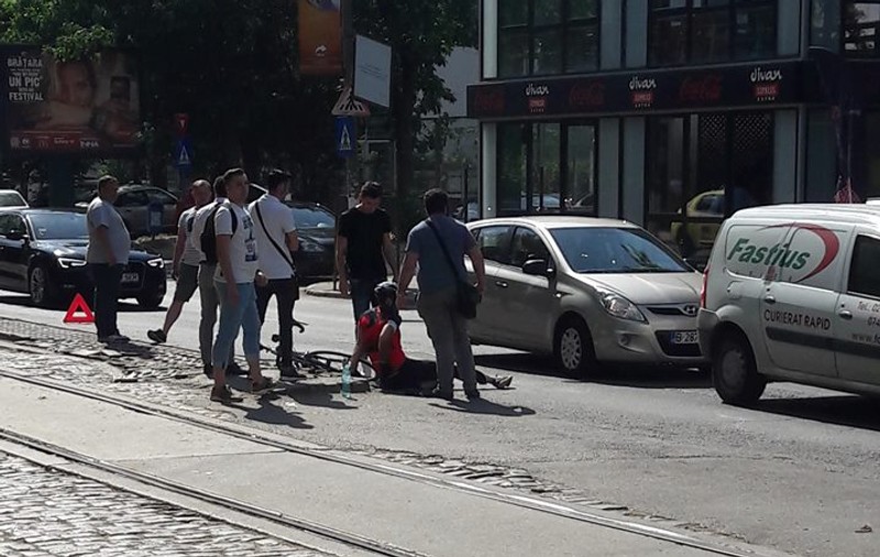 #salvatipipera. Un biciclist a fost lovit de un microbuz, lângă stația de metrou Pipera (M2)