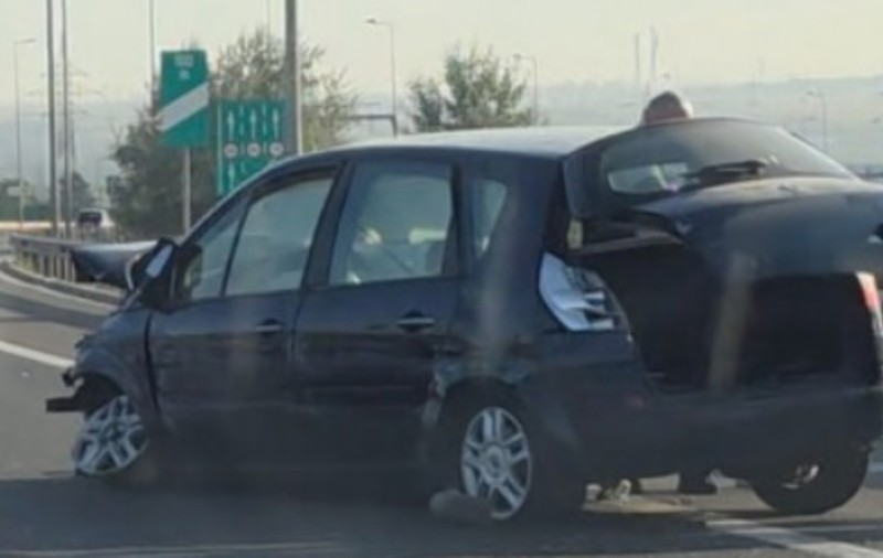 Un șofer a intrat cu mașina în parapet pe A4, se circulă pe un singur sens spre Ovidiu