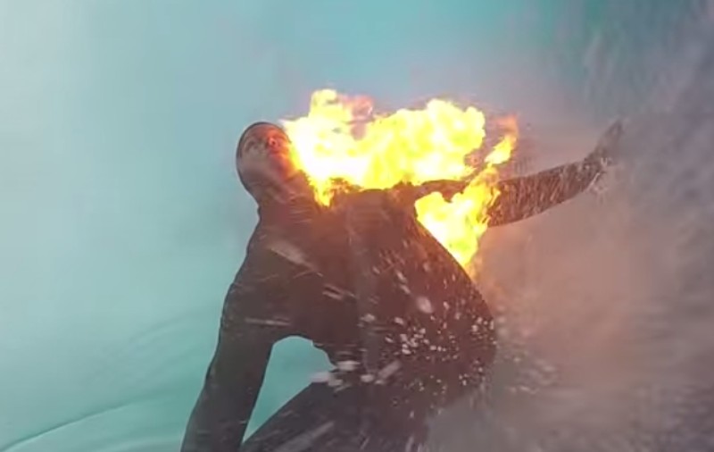 Un surfer a luat foc în apă! Costumul i s-a aprins sub un val uriaș | VIDEO