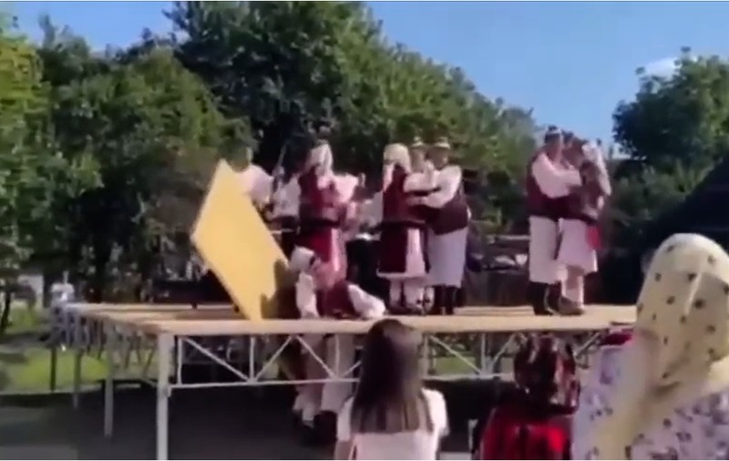 Momentul în care o parte dintr-o scenă s-a prăbușit în timpul unui spectacol,  la un festival în Maramureș