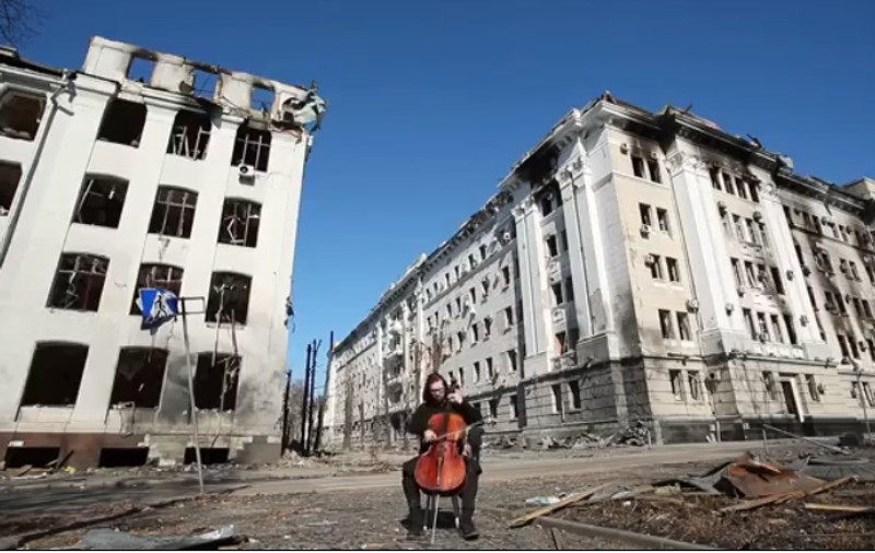 Un violoncelist a cântat pe străzile devastate de bombardamente din Harkov. „Iubesc orașul meu eroic”