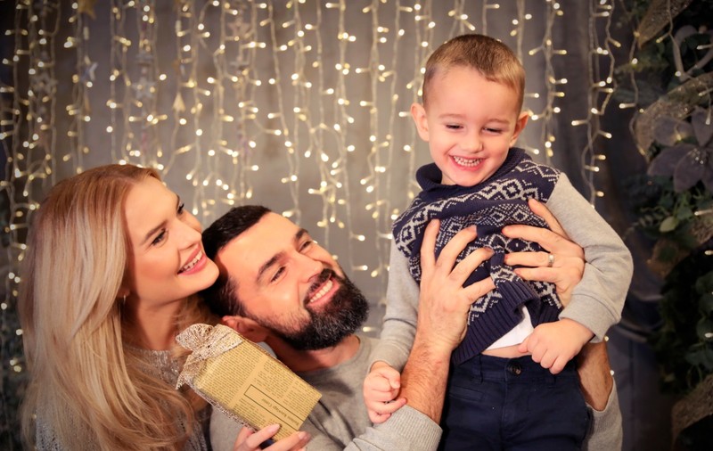 Fiul lui Vlad Miriță, actor la doar 4 ani. Puștiul  apare în cel mai nou clip lansat de reprezentantul României la Eurovision, „E Frumos de Crăciun”