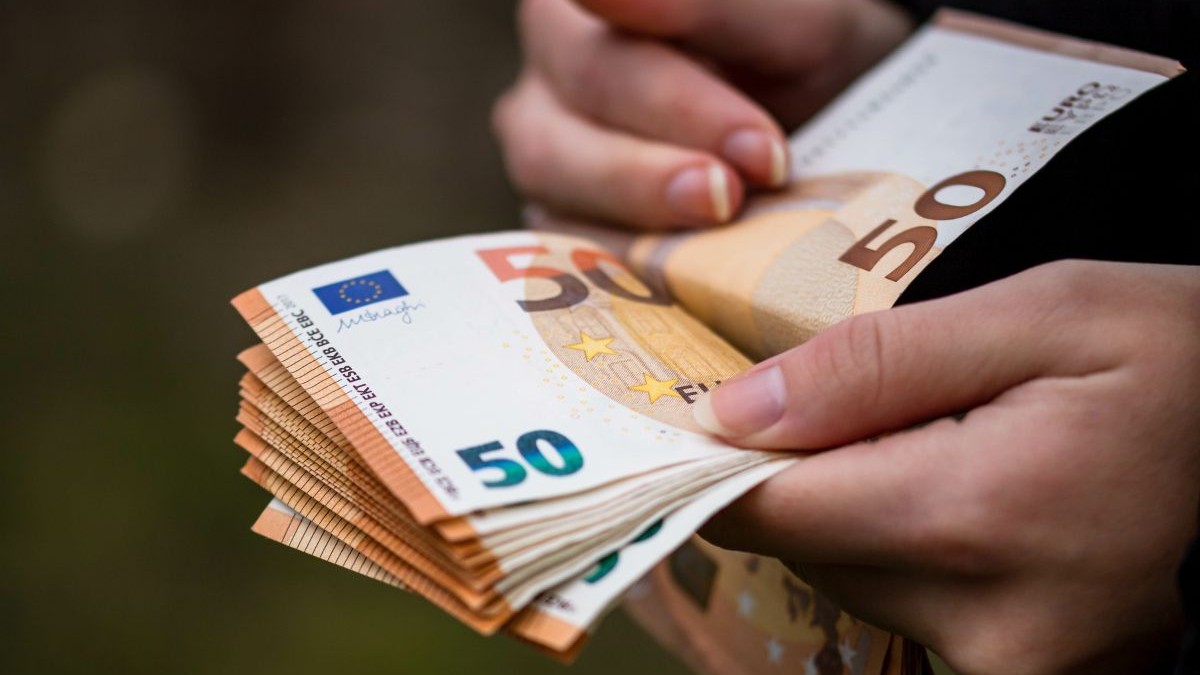 femeie care numără bancnote de 50 de euro