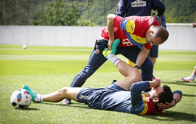 Euro 2016. Tricolorii trag din greu în cantonamentul din Italia. Antrenament în poieniță / VIDEO