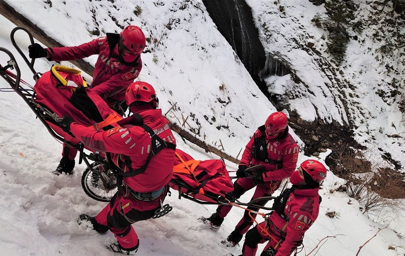 Doi soți din București și copilul lor de doar 8 luni, recuperați de salvamontiști din masivul Ceahlău