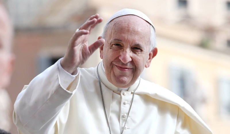 Papa Francisc salută pelerinii adunați în Piața Sfântul Petru, 13 iunie 2018, în Cetatea Vaticanului. Sursă foto: Getty Images