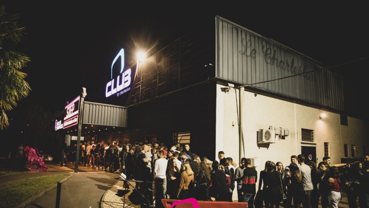 O tânără a născut pe ringul de dans dintr-un club din Franța. Ce au decis reprezentanții clubului pentru bebeluș