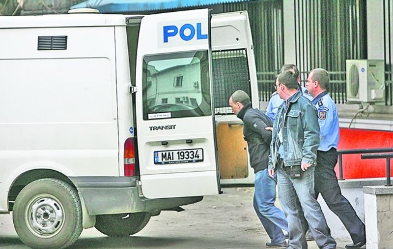 Deputatul fugar Mihail Boldea a adormit în duba poliţiei!