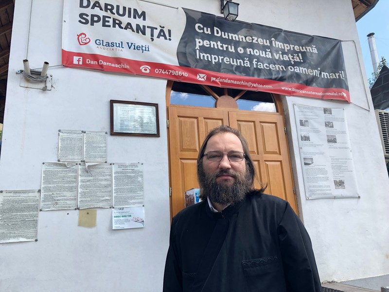 Preotul Dan Damaschin, în fața bisericii din curtea spitalului. Foto: Lina Vdovîi