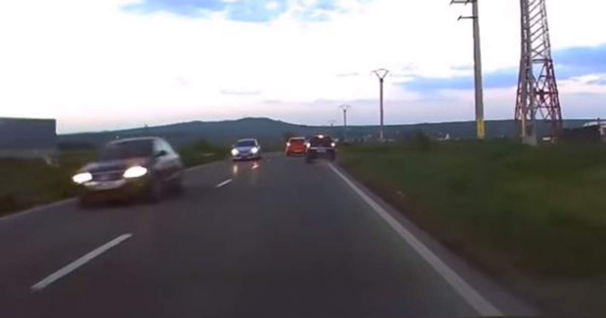 Momentul șocant în care un șofer a fost la un pas de a provoca o tragedie pe DN 15 D