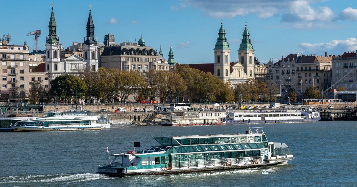 O barcă turistică pe Dunăre, în Budapesta, duce pasagerii într-un tur al vechiului oraș istoric. Budapesta este capitala Ungariei.