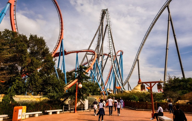 Un copac s-a prăbușit pe un roller-coaster, în Spania. „Câteva ramuri au lovit vizitatorii care se aflau în carusel”