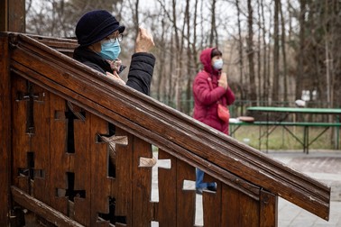 Cei mai mulţi credincioşi au ascultat slujba stând în curtea bisericii