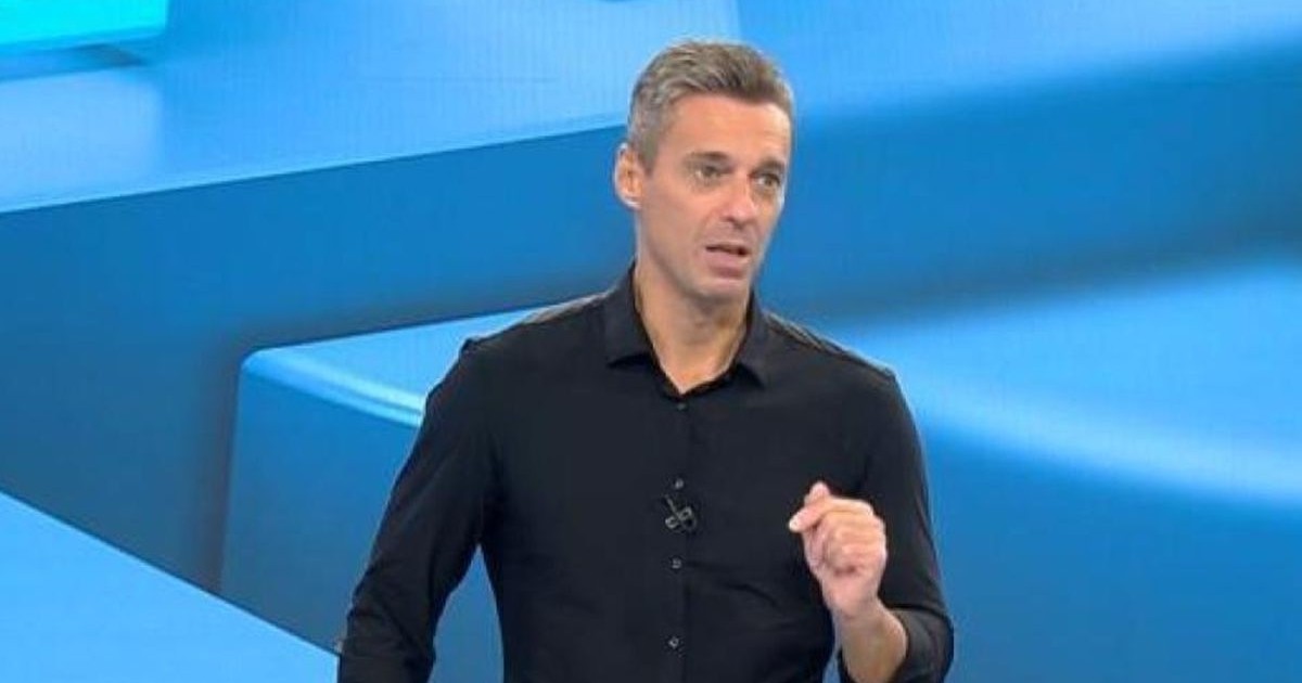 Mircea Badea în cămașă neagră în studioul de la În gura presei