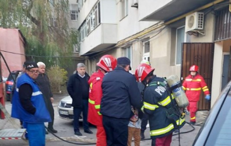 Incendiu într-un apartament din Mizil. Întregul bloc a fost evacuat din cauza fumului gros, trei persoane au ajuns la spital