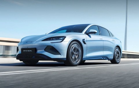 masina sedan marca byd albastra poza facuta cinematic din miscare, masina merge pe autostrada