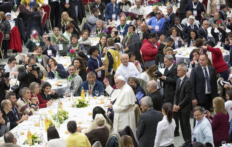Papa Francisc a invitat persoane fără adăpost la Vatican: "Ajutorarea celor săraci este pașaportul către paradis"