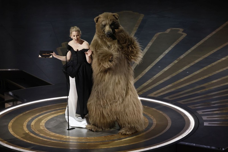 epa10518872 Elizabeth Banks during the 95th annual Academy Awards ceremony at the Dolby Theatre in Hollywood, Los Angeles, California, USA, 12 March 2023. The Oscars are presented for outstanding individual or collective efforts in filmmaking in 24 categories. EPA-EFE/ETIENNE LAURENT