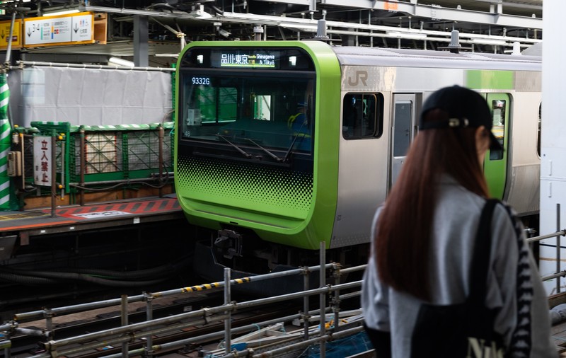 Patru oameni au fost înjunghiați într-un tren din Tokyo. O femeie prinsă cu un cuțit a fost arestată | VIDEO