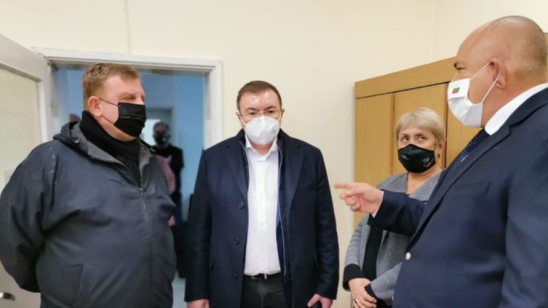 Premierul Boiko Borisov (dreapta), vicepremierul Krasimir Karakacianov și ministrul sănătății Kostadin Angelov au venit în inspecție | Foto: Mediapool.bg