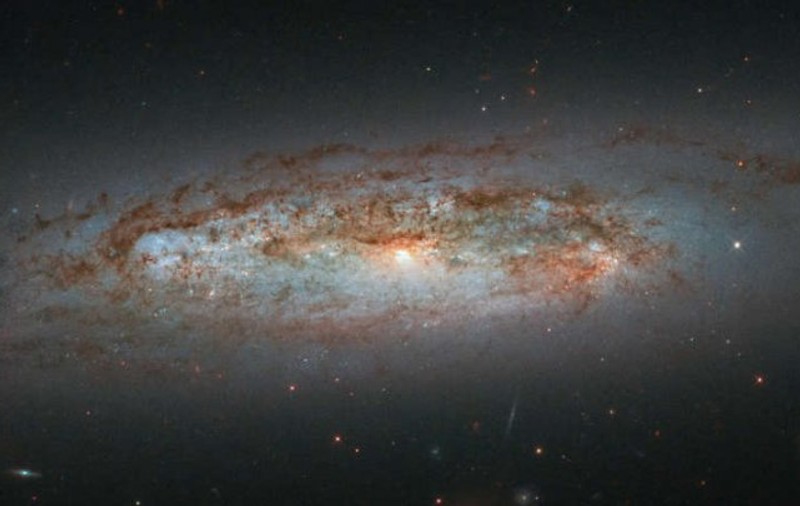 Imagini spectaculoase cu o galaxie vecină, surprinse de Hubble