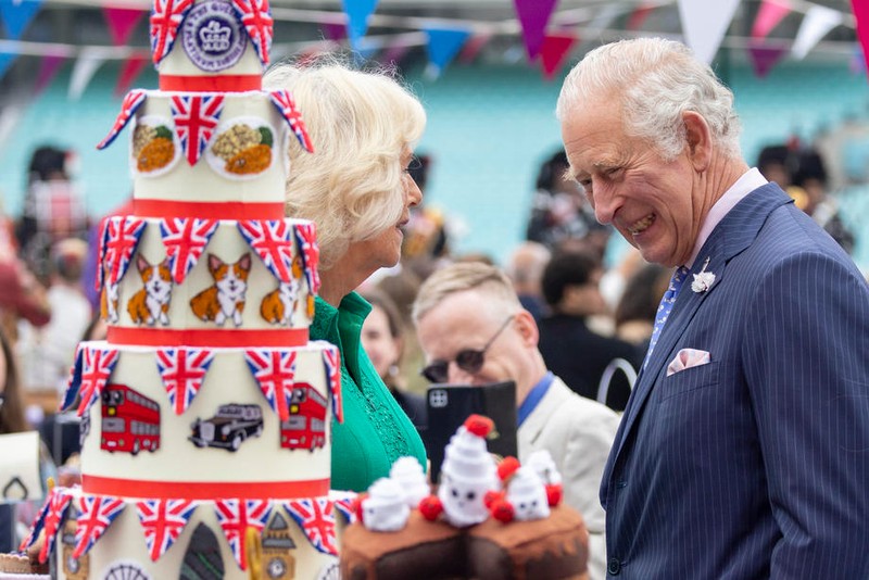Prințul Charles și soția sa Camilla, ducesa de Cornwall la „Prânzul cel Mare” organizat pe de stadionul de cricket Oval Kenningtonn, din Londra | Foto: EPA