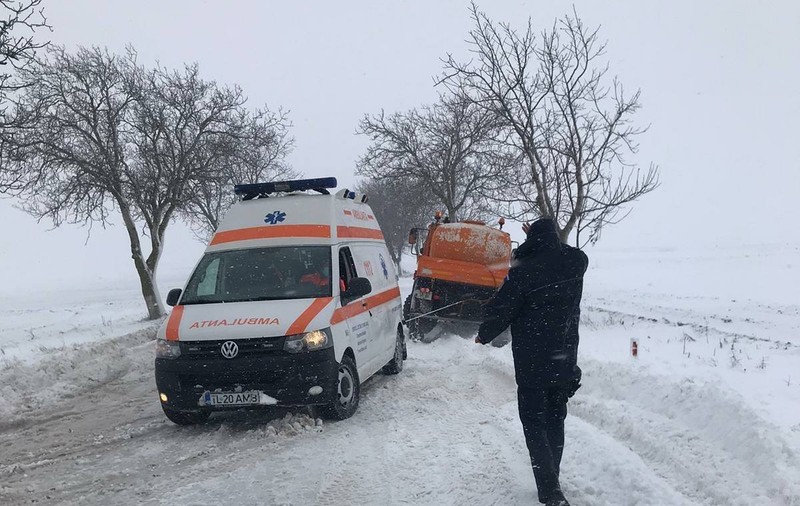 Intervenție dificilă în Tulcea. O ambulanţă care transporta la spital o femeie însărcinată, blocată în zăpadă