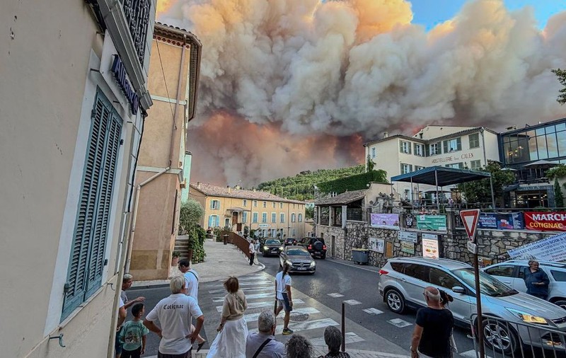 Incendii devastatoare în sudul Europei: Situația din Spania, Franța și Italia. Mii de oameni au fost evacuați, iar în Gironde a apărut un „nor de foc”