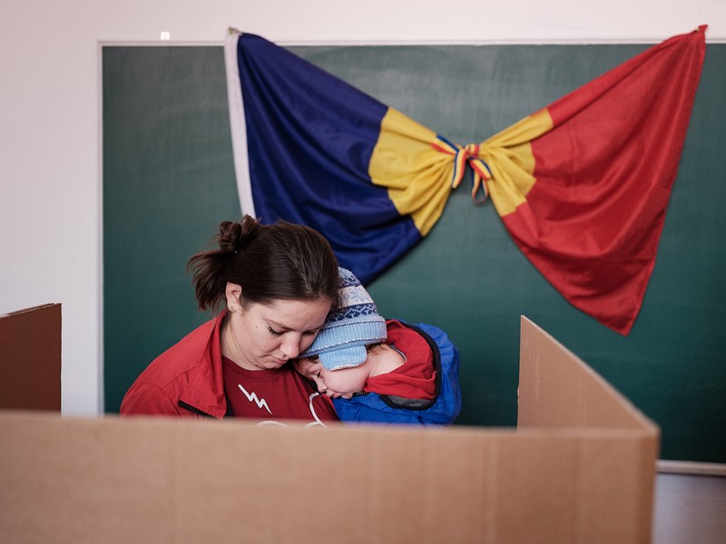 O româncă votează pentru al doilea tur de scrutin la alegerile prezidențiale din România. Secția de votare din Offenbach am Main, Germania, 14 noiembrie 2019