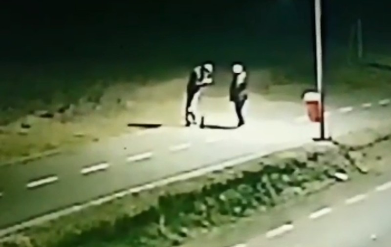 Crimă filmată de camerele de supraveghere, pe un drum de lângă Oradea. O femeie și-a ucis fratele și l-a lăsat pe câmp