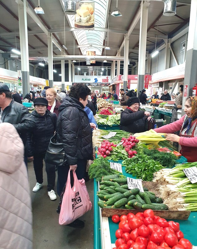 E agitație mare în piețe, luate cu asalt înainte de Paște. Cât costă ceapa și usturoiul verde, cu cât se vând roșiile și castraveții de solar