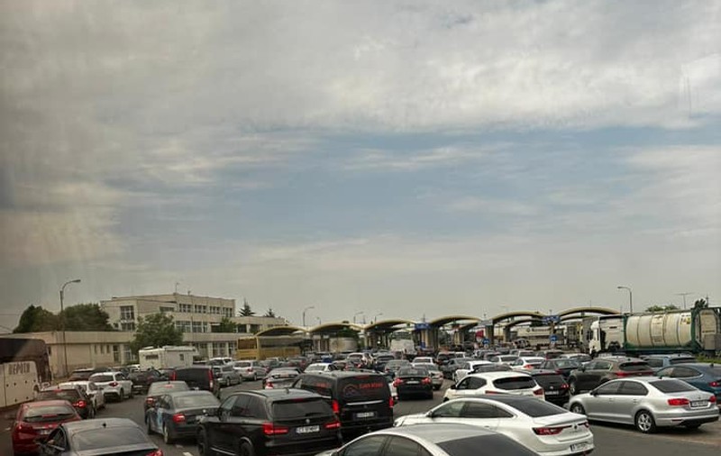 Orașul Giurgiu e blocat de mașinile turiștilor care stau peste 3 ore la coadă pentru a trece granița în Bulgaria. VIDEO