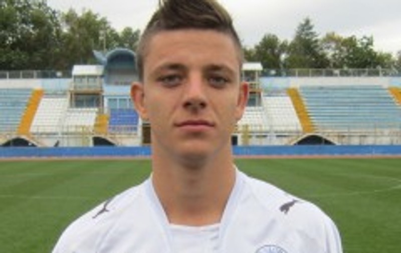 Rupt de beat, un jucător de la Gloria Bistriţa A FĂCUT RAVAGII în faţa sediului Poliţiei!