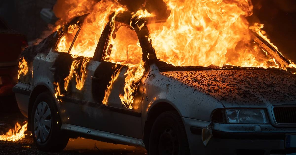 O mașină Skoda cuprinsă de flăcări, autoturismul este ars în totalitate.